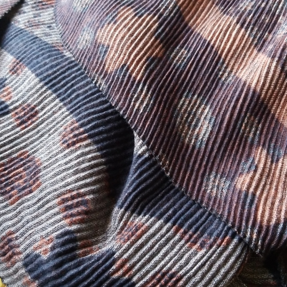 NWT Geometric Warm Pleated Reversible Scarf - Picture 8 of 8